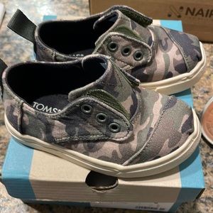 Size 6 Tom’s camo toddler shoes